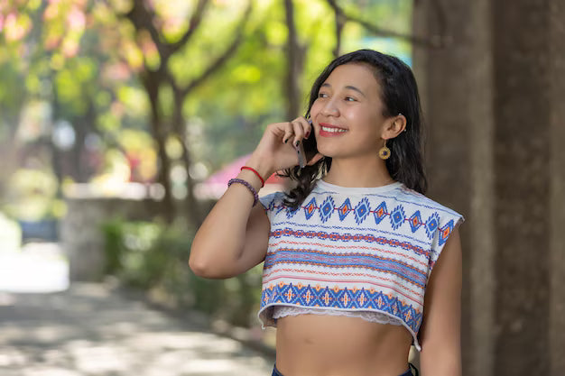 files/mujeres-mexicanas-rasgos-indigenas-llamando-mujer-negocios_79390-2261.avif